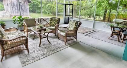 Updated cottage across from Lake Barkley, awesome patio, pets welcome!