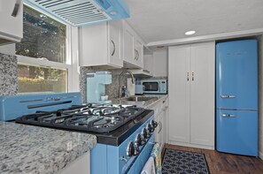 Kylskåp, mikrovågsugn, ugn och spishäll