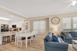 Huoneisto, useita sänkyjä, rantanäköala (Summerhouse 106) | Oleskelualue