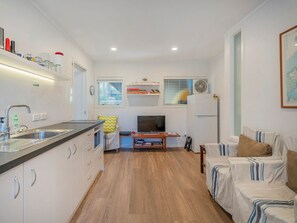 Fridge, microwave, dishwasher, coffee/tea maker - Hahei Kiwi Bach - Hahei Holiday Home (Hahei)