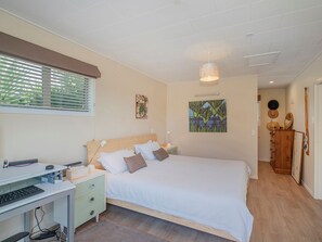 4 bedrooms, bed sheets - Hahei Kiwi Bach - Hahei Holiday Home (Hahei)
