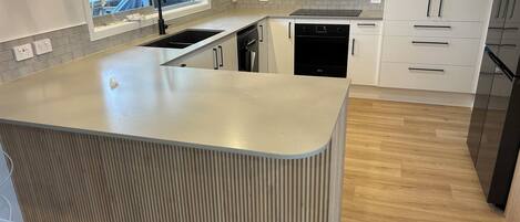 Refrigerador, microondas, lavavajillas, cafetera/tetera