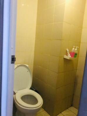 Standard Studio, Non Smoking, Pool View | Bathroom