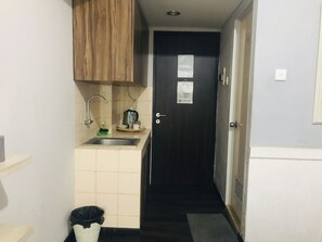 Studio Standard, non-fumeurs, vue piscine | Cuisine privée | Nécessaire de nettoyage