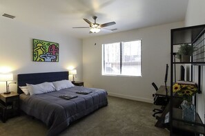 5 bedrooms, desk, iron/ironing board, free WiFi - Modern Newly Built 4BD/3.5 BA Flagstaff House with AC and Game Room (Flagstaff)