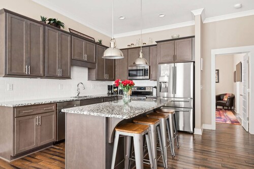 NashVilla ~ Luxury Home Between 12 South and The Gulch ~ Short Uber Downtown / Broadway ~ Very Clean