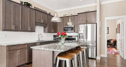 NashVilla ~ Luxury Home Between 12 South and The Gulch ~ Short Uber Downtown / Broadway ~ Very Clean