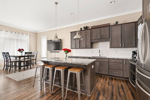 NashVilla ~ Luxury Home Between 12 South and The Gulch ~ Short Uber Downtown / Broadway ~ Very Clean