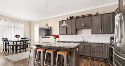 NashVilla ~ Luxury Home Between 12 South and The Gulch ~ Short Uber Downtown / Broadway ~ Very Clean