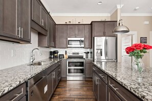 Frigorífico, microondas, lavavajillas y cafetera o tetera