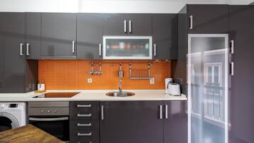 Een koelkast, een magnetron, een oven, een vaatwasser