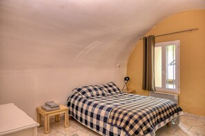 3 bedrooms, desk, iron/ironing board, travel cot - Jean’s modern village house (Gordes)