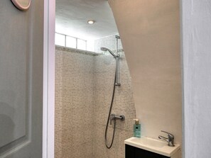 Dusche, Haartrockner, Handtücher, Seife