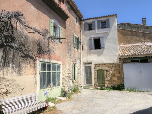 Exterior - Jean’s modern village house (Gordes)