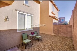 Outdoor dining - Entire home in beautiful  Southwest Las Vegas, NV area! (Las Vegas)