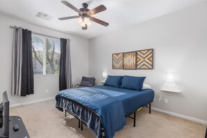 3 soverom, skrivebord, strykejern/-brett og wi-fi (inkludert)