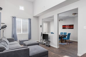 Smart-TV, Kamin, Musikbibliothek