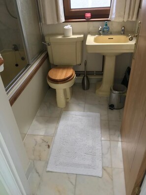 Room, 1 Bedroom, Balcony, Garden View | Bathroom