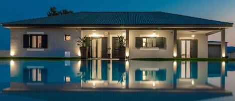 Villa, 3 Bedrooms, Terrace, Garden View | Front of property