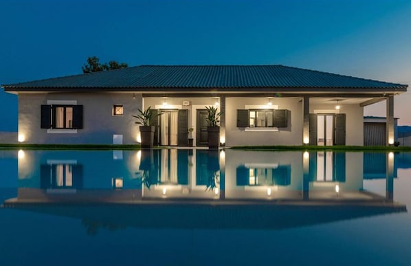 Villa, 3 Bedrooms, Terrace, Garden View | Front of property