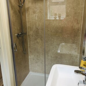Apartment, 2 Bedrooms, Patio, River View | Bathroom