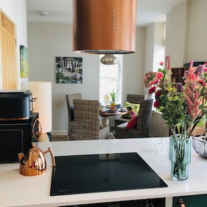 Apartment, 2 Bedrooms, Patio, River View | Bahagian dalam