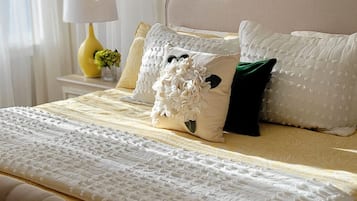 5 bedrooms, iron/ironing board, WiFi, bed sheets