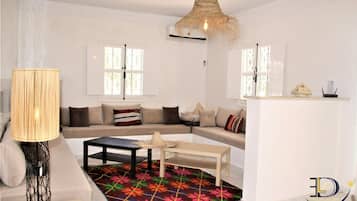 Villa, 4 Bedrooms, Accessible, Smoking | Living area | Books
