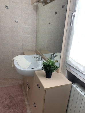 Apartemen, 1 kamar tidur, balkon, pemandangan kebun | Kamar mandi
