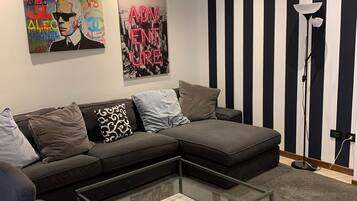 Appartamento, 1 camera da letto, balcone, vista giardino | Area soggiorno