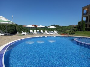 Una piscina al aire libre