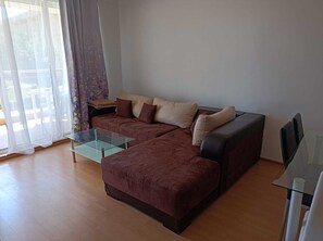 Apartment, 2 Bedrooms, Balcony, Garden View | Living area