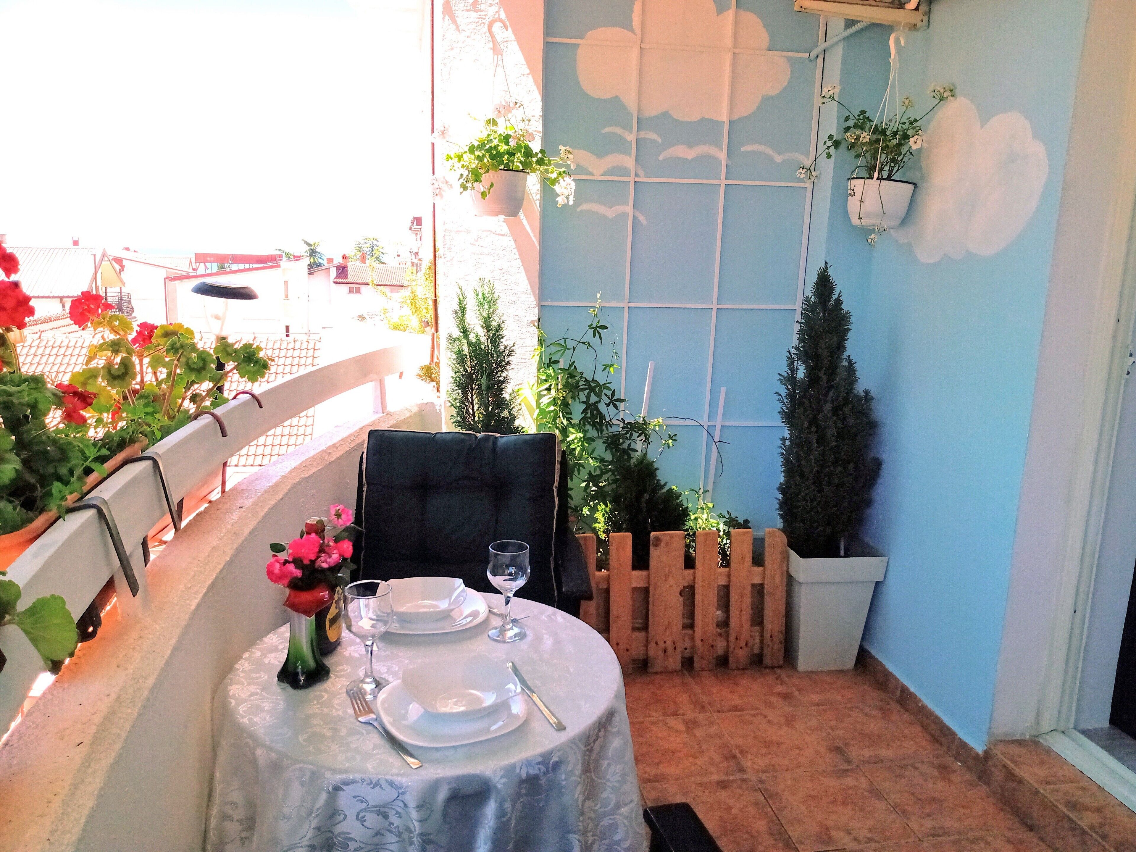 Una mesa para dos con vista a la ciudad.