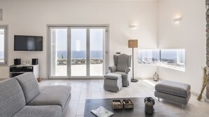 Villa, 4 habitaciones, accesible para personas con discapacidad, piscina privada | Sala de estar | Una chimenea