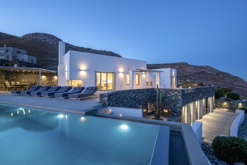 Luxury Villa With Pool And Sea View..!