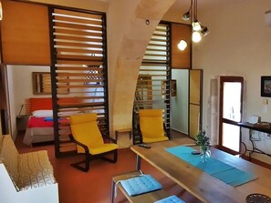 Apartamento, 2 quartos, para fumantes, sacada | 2 quartos, escrivaninha