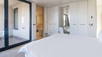 2 phòng ngủ, bàn, bộ trải giường