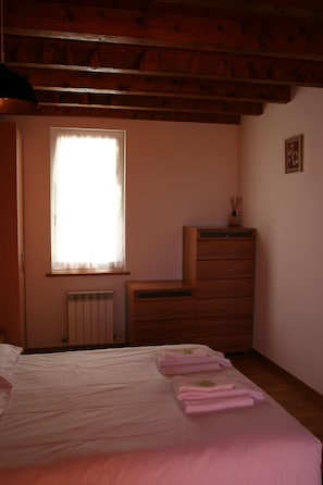 Appartement, 2 chambres, balcon, vue jardin | 2 chambres, bureau, fer et planche à repasser, draps fournis