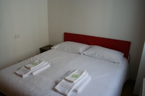 Apartment, 2 Bedrooms, Balcony, Garden View | 2 bedrooms, desk, iron/ironing board, bed sheets - La Taverna di Sophie (Rapolano Terme)