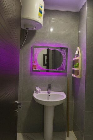 Chalet, 2 Bedrooms, Accessible, Smoking | Bathroom