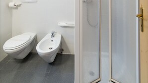 Chalet, 1 makuuhuone, esteetön, tupakointi sallittu | Kylpyhuone | Suihku, sadesuihkupää, hiustenkuivaaja, pyyhkeet