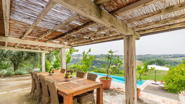 Vila, vários quartos, piscina particular, vista para o jardim | Fachada