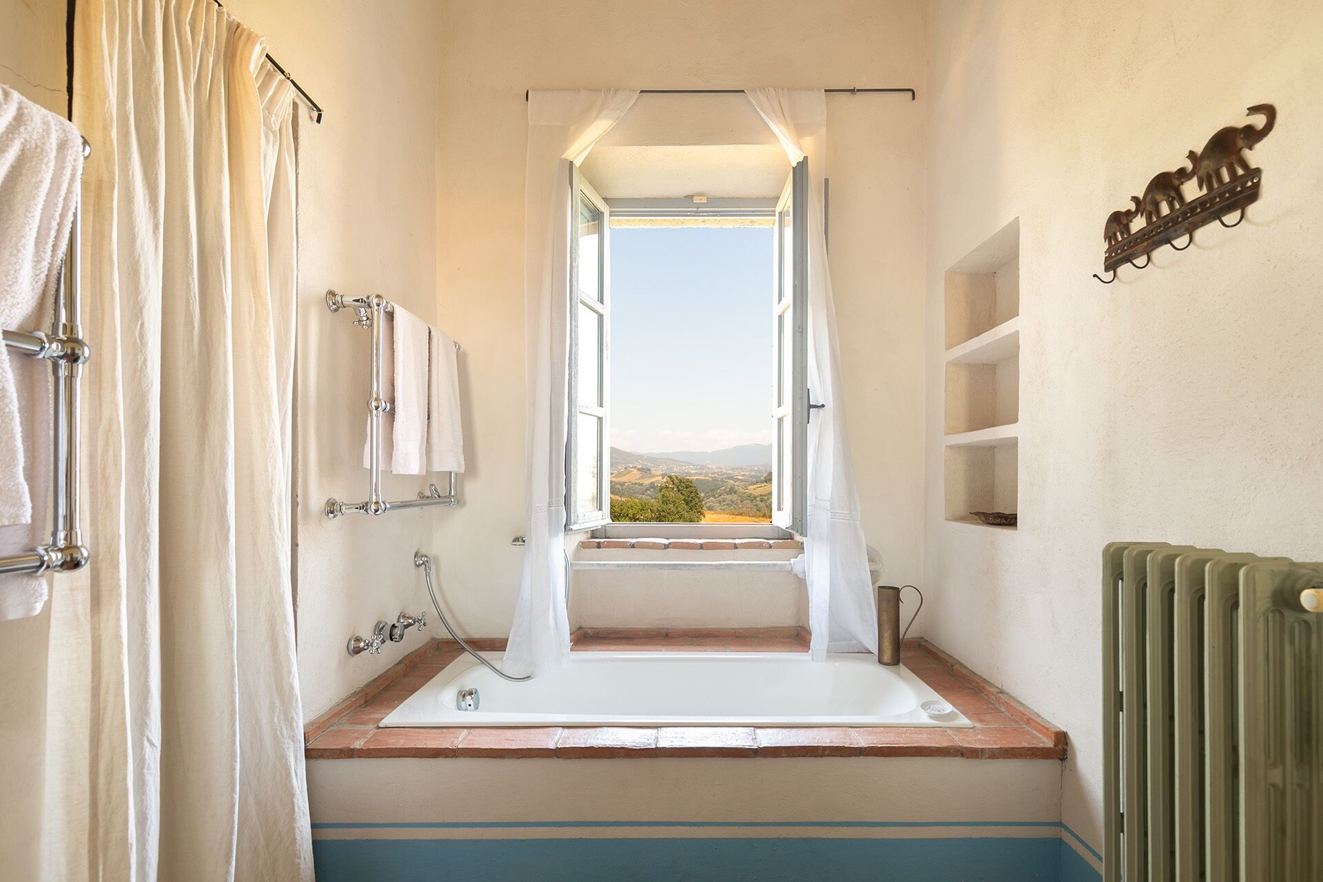 Villa, camere multiple, piscina privata, vista giardino | Bagno | Asciugacapelli, bidet, asciugamani