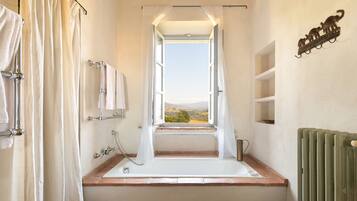 Villa, camere multiple, piscina privata, vista giardino | Bagno | Asciugacapelli, bidet, asciugamani