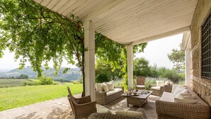 Vila, vários quartos, piscina particular, vista para o jardim | Fachada