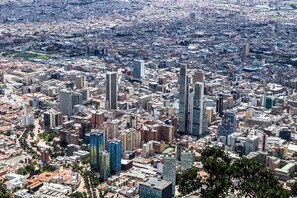 Une zone urbaine densément peuplée, avec de nombreux immeubles de grande hauteur, ce qui indique qu’il s’agit du centre-ville.