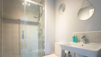 House, 5 Bedrooms, Garden View | Bathroom | Soap, shampoo
