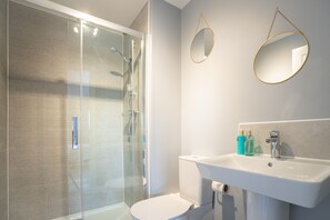 House, 5 Bedrooms, Garden View | Bathroom | Soap, shampoo - Comfortable 5 Bedroom Detached House With Parking (Bicester)