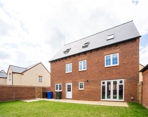 House, 5 Bedrooms, Garden View | Exterior