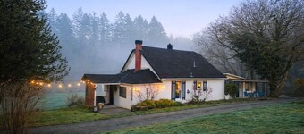 100 year old Farm Cottage. Minutes from the beach!